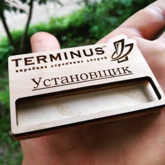 Бейдж из дерева на магнитном держателе